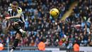 Bek Newcastle United, Kieran Trippier melepaskan tendangan bebas ke gawang Manchester City pada laga lanjutan Liga Inggris 2022/2023 di Etihad Stadium, Manchester, Sabtu (4/3/2023) malam WIB. (AFP/Paul Ellis)