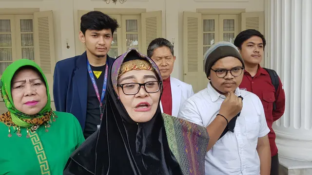 Faisal Amir bersama keluarganya menyambangi kantor Gubernur DKI Jakarta Anies Baswedan, Jumat (25/10/2019). (Liputan6.com/ Ika Defianti)