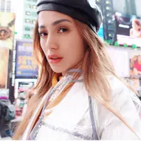 Memutuskan untuk berpindah ke Amerika, Jessica Iskandar kerap membagikan momen membahagiakannya itu. Dengan penampilan barunya, wanita yang akrab disapa Jedar ini makin terlihat bahagia. (Instagram/inijedar)