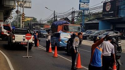Macet Usai Kebakaran Pabrik Bingkai di Duren Sawit, Ini Rekayasa Lalu Lintas