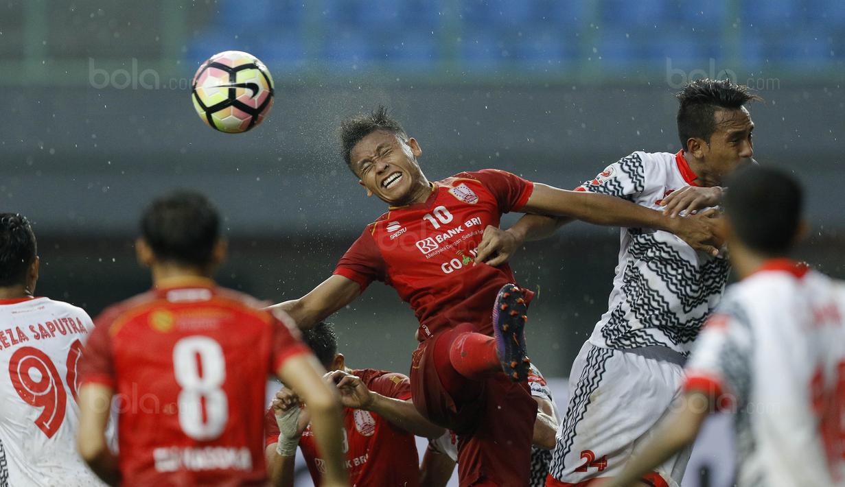 Striker Persis Solo, Tri Handoko, duel udara dengan bek Martapura FC, Wirabuana Prayogo, pada laga 8 besar Liga 2 Indonesia di Stadion Patriot, Bekasi, Kamis (9/11/2017). Persis kalah 0-1 dari Martapura FC. (Bola.com/M Iqbal Ichsan)