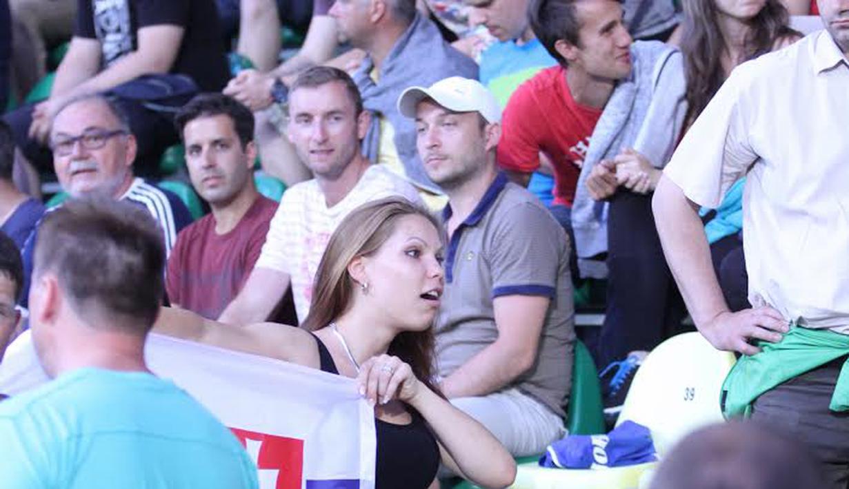 Wanita cantik ini membentangkan bendera Slowakia sebagai bentuk dukungan