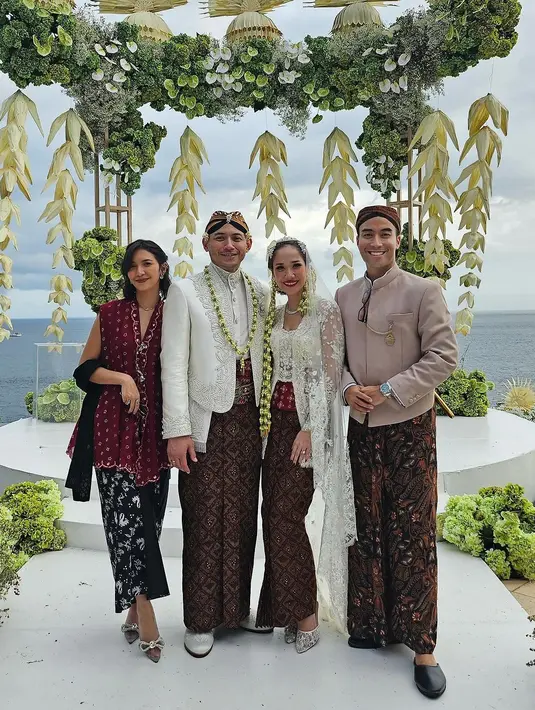 Sedangkan Vidi Aldiano telah mengunggah beberapa potret dirinya dan sang istri di hari bahagia BCL dan Tiko. [Foto: Instagram/vidialdiano]