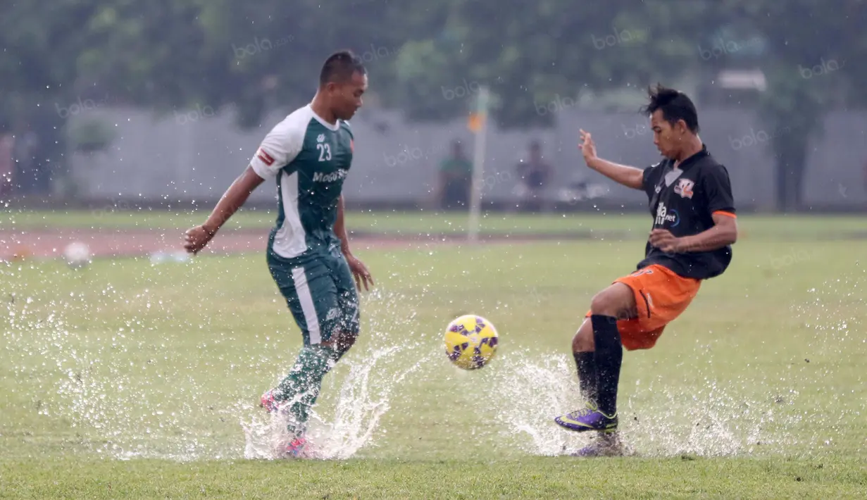 Pemain PS TNi, Wawan Febriyanto (kiri) berebut bola dengan pemain Villa 2000 pada laga uji coba di Lapangan Mako Kostrad, Cilodong, Depok, Rabu (13/4/2016). (Bola.com/Nicklas Hanoatubun)