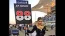 Grid girl membawa papan nomor Rio Haryanto jelang balapan F1 GP Bahrain di Sirkuit Internasional Sakhir, Bahrain, Minggu (3/4/2016). (Bola.com/Twitter/Manorracing)