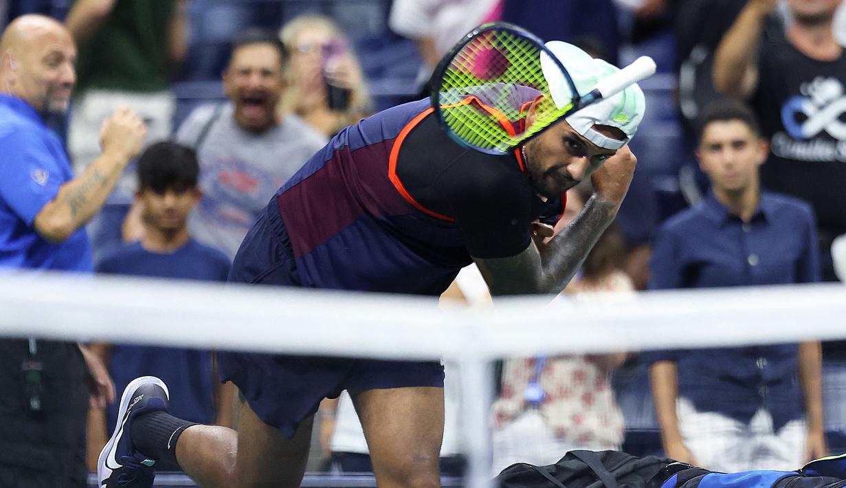 Petenis Australia, Nick Kyrgios tak mampu membendung rasa kecewanya usai dikalahkan petenis asal Rusia, Karen Khachanov di babak perempat final US Open 2022 dengan skor 7-5 4-6 7-5 6-7 (3) 6-4 pada Rabu (7/9/2022) waktu setempat. (AFP/Getty Images/Elsa)