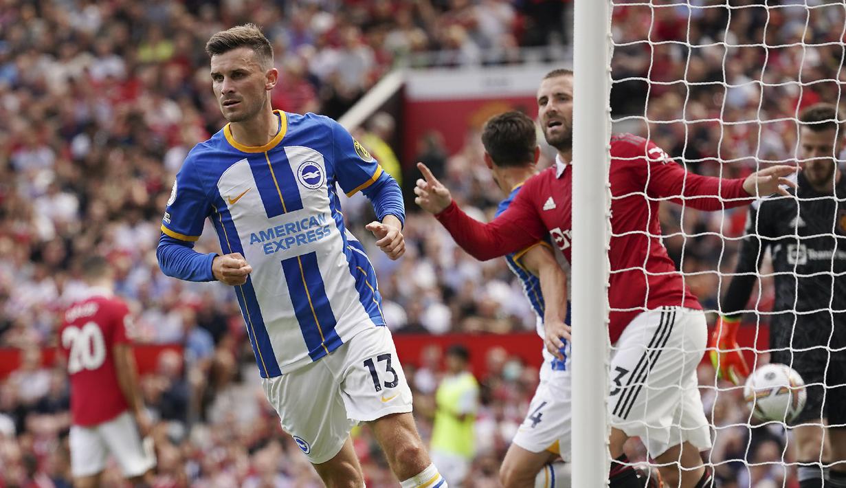 Brighton mampu mengejutkan tuan rumah dengan unggul dua gol di babak pertama. Gol pertama terjadi pada menit ke-30 lewat aksi Pascal Gross yang mampu memanfaatkan umpan tarik eks pemain MU, Danny Welbeck. (AP/Dave Thompson)