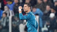 Striker Real Madrid, Cristiano Ronaldo, melakukan selebrasi usai mencetak gol ke gawang Juventus pada laga Liga Champions di Stadion Allianz, Selasa (3/4/2018). Juventus takluk 0-3 dari Real Madrid. (AP/Alessandro Di Marco)
