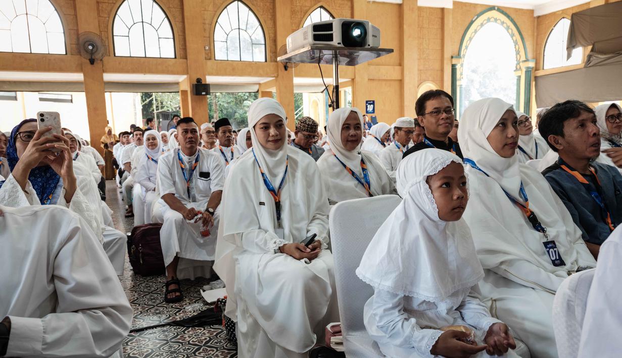 Para calon jemaah haji Indonesia menerima instruksi di Pusat Pelatihan Manasik Al Mahmudah (AMTC), sebuah fasilitas pelatihan haji yang menampilkan replika situs-situs ziarah utama, di Tangerang Selatan pada 5 April 2026. (YASUYOSHI CHIBA/AFP)