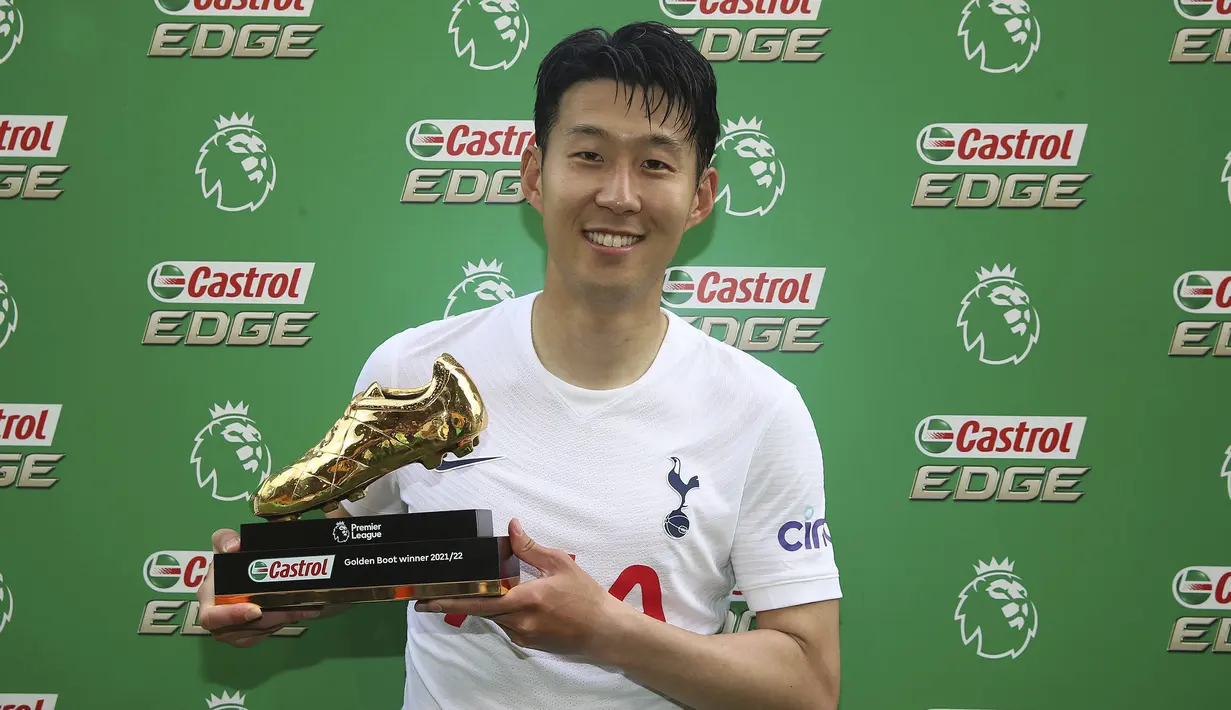 Pemain Asia pertama yang meraih gelar top skor di Liga Inggris. Dengan mencetak total 23 gol bagi Tottenham Hospur di Liga Inggris musim 2021/2022, Son Heung-min menjadi pesepak bola Asia pertama yang meraih gelar top skor di Liga Inggris, bahkan di Liga top Eropa sekalipun. Ia tak sendirian meraih gelar top skor Liga Inggris musim ini, karena harus berbagi Golden Boot dengan Mohamed Salah yang juga mencetak 23 gol hingga akhir musim 2021/2022. (PA via AP/Nigel French)