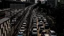Sejumlah pengendara kendaraan bermotor mengalami kemacetan lalu lintas di Tol Dalam Kota dan Jalan Gatot Subroto Jakarta, Selasa (19/5/2020). Meski masa pembatasan sosial berskala besar (PSBB) masih berlangsung, kemacetan lalu lintas masih terjadi di Ibu Kota. (Liputan6.com/Faizal Fanani)