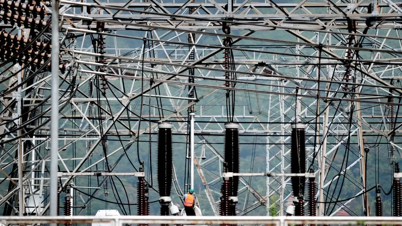 Cadangan kapasitas listrik di Jawa dan Bali saat ini sebesar 12 GW. Cadangan daya tersebut dapat dimanfaatkan untuk pengembangan bisnis dan industri, salah satunya industri baterai. (Dok PLN)