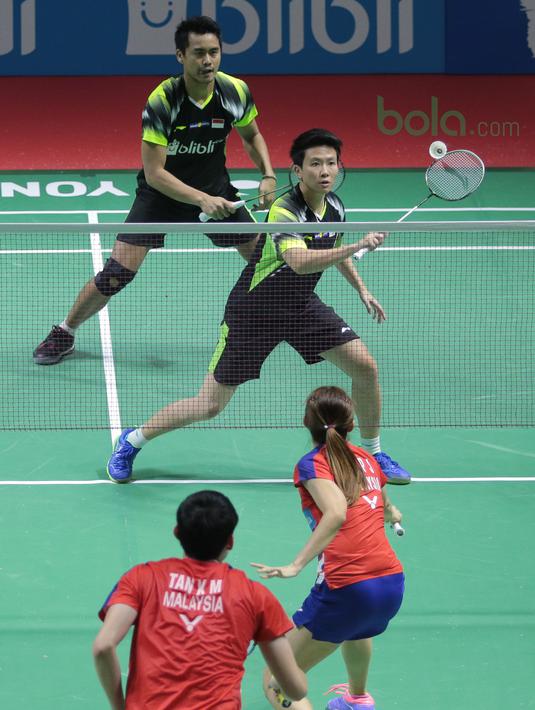 Pasangan Malaysia, Tan Kian/Lai Peng bersiap menahan serangan Tontowi Ahmad/Liliyana Natsir pada babak pertama Indonesia Open 2018 di Istora Senayan, Jakarta, (3/6/2018). Tontowi/Liliyana menang 21-11 21-14.  (Bola.com/Nick Hanoatubun)