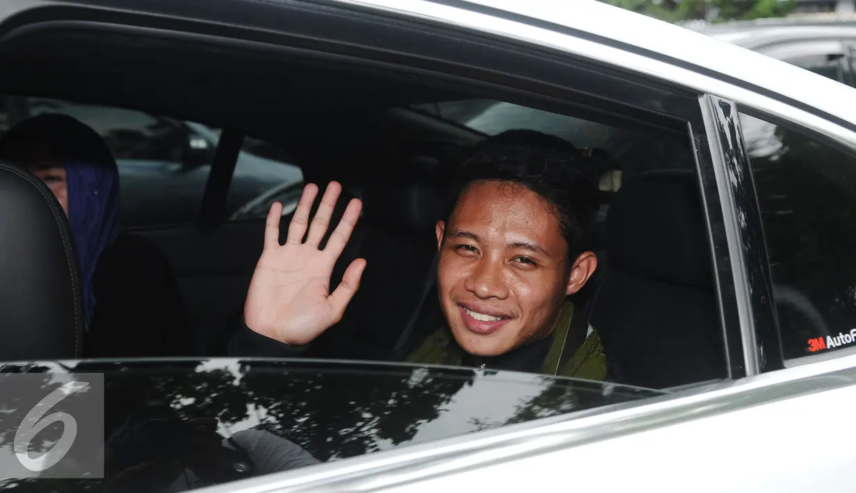 Pesepakbola Indonesia, Evan Dimas melambaikan tangan saat meninggalkan Kemenpora, Jakarta, Selasa (2/2/2016). Evan akan mengikuti program pembinaan usia muda klub RCD Espanyol, Spanyol selama empat hingga lima bulan. (Liputan6.com/Helmi Fithriansyah)