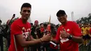Alfin Tuasalamony menerima piala dari rekan-rekan pesepakbola yang diserahkan Rahmad Darmawan. (Bola.com/Arief Bagus)