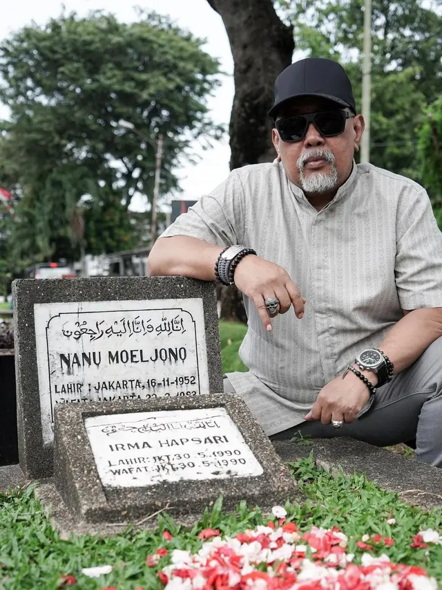 6 Potret Indro Warkop Ziarah ke Makam Dono dan Kasino,Warganet Terharu