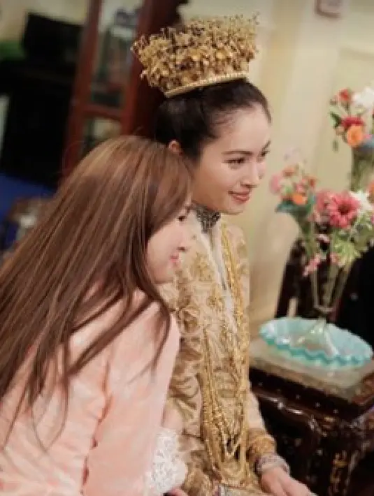 Nong Poy bersama sang adik yang memakai kebaya salem di hari pernikahan kakaknya. [@poydtreechada]