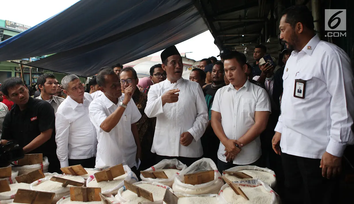 Menteri Pertanian Amran Sulaiman (berpeci) dan Dirut Bulog, Budi Waseso melakukan sidak ke Pasar Induk Beras Cipinang, Jakarta, Kamis (8/11). Peninjauan sebagai upaya memonitor stabilisasi pasokan dan harga beras di pasar umum. (Merdeka.com/Imam Buhori)