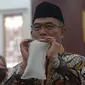 Menko PMK Muhadjir Effendy memperagakan alat GeNose C19 buatan Universitas Gadjah Mada (UGM) di Kementerian PMK, Jakarta, Kamis (7/1/2021). Alat itu diserahkan oleh Menteri Riset dan Teknologi Bambang Brodjonegoro, Kamis (7/1/2021). (merdeka.com/Imam Buhori)