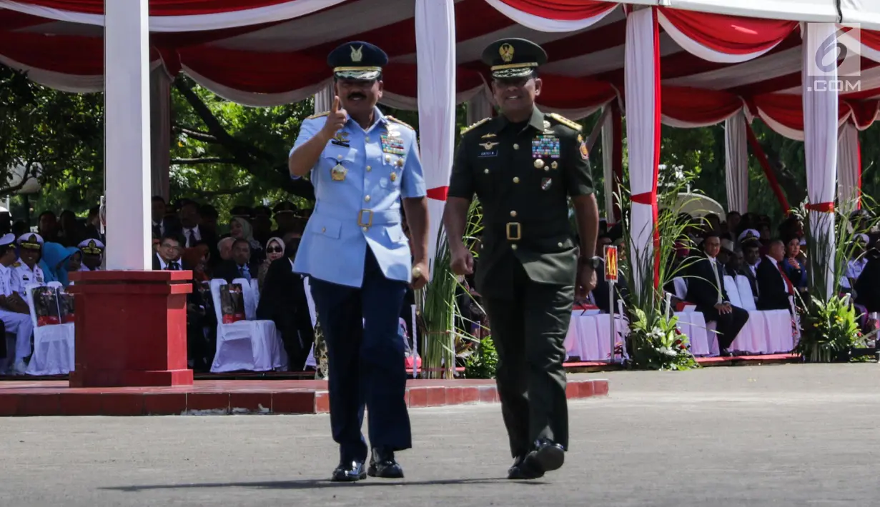 Jenderal TNI Gatot Nurmantyo dan Marsekal TNI Hadi Tjahjanto dalam upacara serah terima jabatan Panglima TNI di Mabes TNI Cilangkap, Sabtu (9/12). Marsekal Hadi Tjahjanto merupakan Panglima TNI kedua yang berasal dari TNI AU. (Liputan6.com/Faizal Fanani)