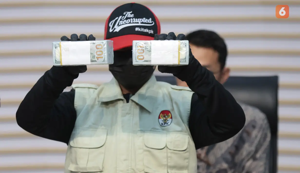 Petugas KPK menunjukkan barang bukti uang tunai hasil operasi tangkap tangan (OTT) terkait dugaan suap pengurusan Hak Guna Bangunan (HGB) di Kantor BPN Kabupaten Bogor, Jakarta, Selasa (15/9/2026). Uang sitaan tersebut bernilai sekitar Rp106,3 miliar. (KLY/Budy Santoso)