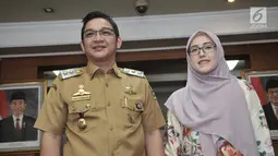 Wakil Wali Kota Palu Sigit Purnomo alias Pasha Ungu didampingi istri Adelia Wihelmina saat tiba di Kemendagri, Jakarta, Senin (12/8/2019). Kedatangan Pasha tersebut untuk bertemu Mendagri Tjahjo Kumolo guna membahas sejumlah masalah internal pengelolaan Kota Palu. (merdeka.com/Iqbal S. Nugroho)