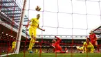 Gelandang Villarreal, Bruno Soriano saat melakukan gol ke gawangnya sendiri saat melawan Liverpool pada leg kedua liga Europa di stadion Anfield, Liverpool, Inggris, (5/6). Liverpool menang atas Villarreal dengan skor 3-0. (Reuters/Phil Noble)