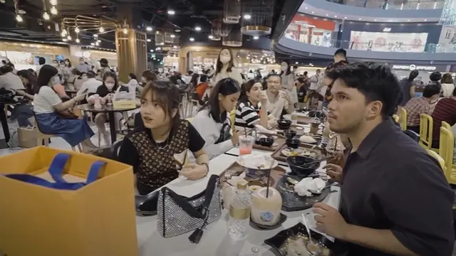 6 Momen Thariq Halilintar dan Fuji Liburan di Singapura, Berburu Kuliner