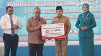 Penyerahkan motor CSR Bank Jatim kepada Wali Kota Malang Sutiaji. (Dian Kurniawan/Liputan6.com)