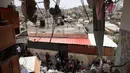 Warga Palestina memeriksa kerusakan di sekitar bangunan yang hancur setelah pasukan Israel mengepungnya di Tammun, Tepi Barat yang diduduki pada tanggal 15 Mei 2025. (Zain JAAFAR/AFP)