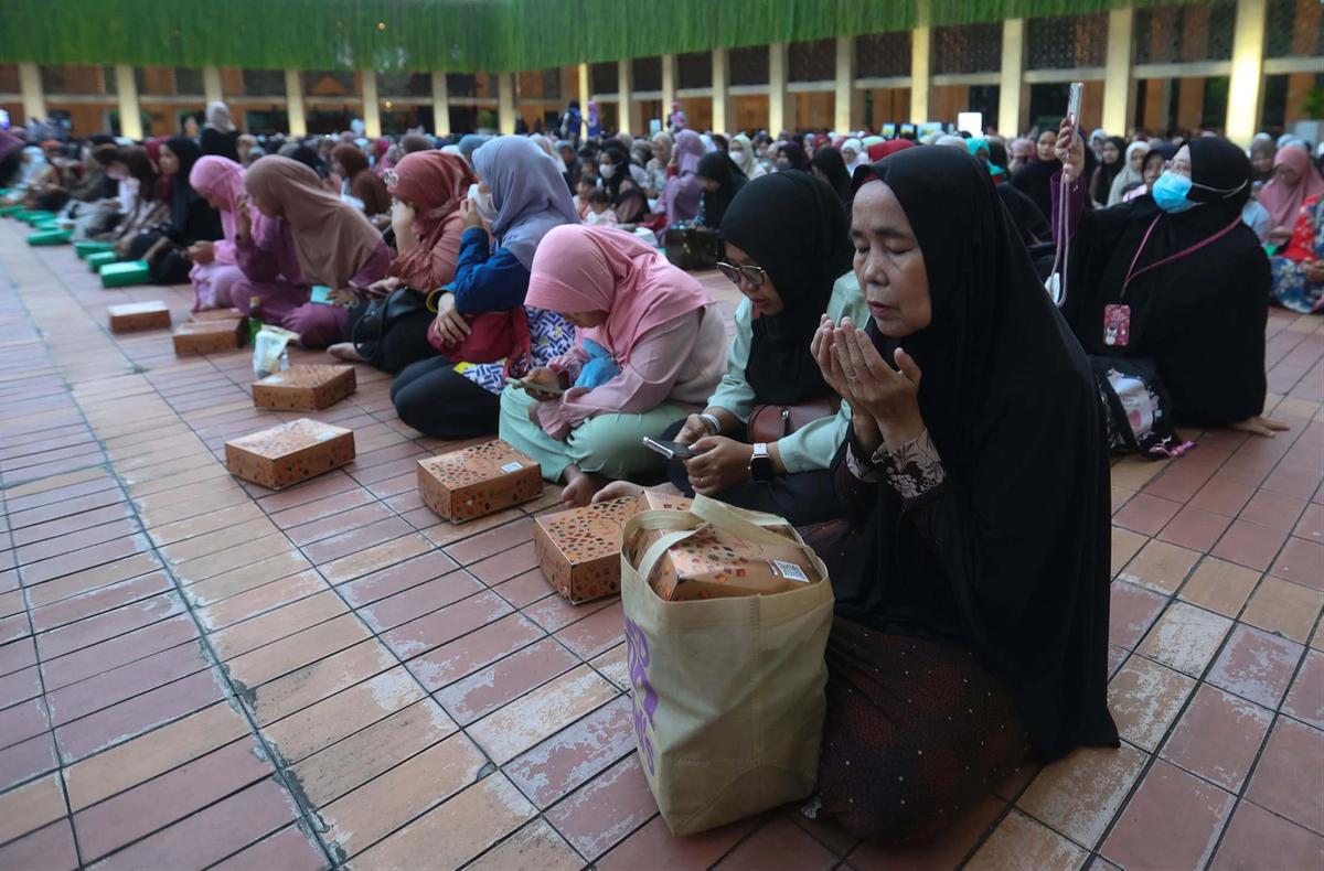 FOTO: Ribuan Jemaah Berbuka Puasa di Masjid Istiqlal pada Hari Pertama Ramadan
