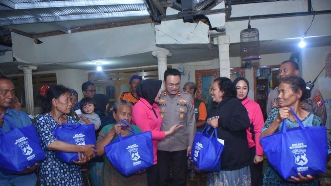 Polres Situbondo Bantu Korban Banjir Bandang dengan Distribusi Sembako