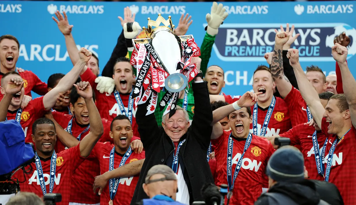 Pelatih Manchester United, Sir Alex Ferguson, mengangkat trofi Premier League di Stadion Old Trafford (12/5/2013). Pertandingan tersebut sekaligus menjadi momen perpisahan Sir Alex Ferguson bersama Setan Merah. (AFP/Andrew Yates)