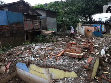 Suasana bangunan rumah yang telah dirobohkan di kawasan Rawajati, Jakarta Selatan, Jumat (21/10/2022). Pemprov DKI Jakarta melalui Dinas Sumber Daya Air (SDA) melanjutkan proses pembebasan lahan untuk proyek normalisasi sungai. (Liputan6.com/Johan Tallo)