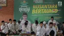 Inisiator gerakan Nusantara Mengaji Muhaimin Iskandar (tengah) bersama sejumlah tokoh saat membuka Nusantara bertauhid di Ciganjur, Jakarta, Kamis (14/3). Kegiatan ini mengajak masyarakat berselawat dan mengkhatamkan Alquran. (Liputan6.com/Faizal Fanani)
