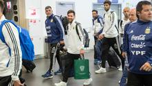 Lionel Messi dan skuat Timnas Argentina setibanya di bandara internasional Zhukovsky, Moskow, Sabtu (9/6). Dalam penerbangan menuju Rusia untuk Piala Dunia 2018, para pemain mengenakan seragam putih-hitam. (AP/Pavel Golovkin)