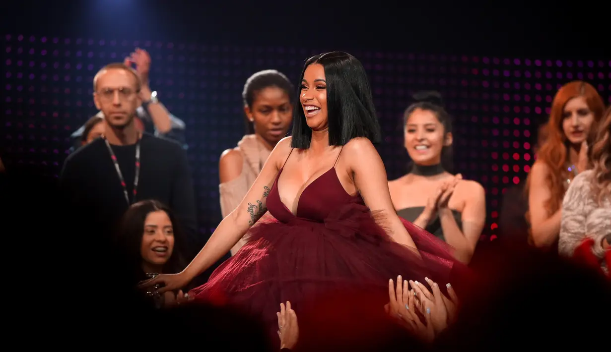 "Kini aku miliki anak dan aku tak suka penampilan payudaraku. Jadi aku mungkin akan melakukan operasi untuk payudara," aku Cardi B. (CHRISTOPHER POLK  GETTY IMAGES NORTH AMERICA  AFP)