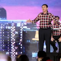 Basuki Tjahaja Purnama menjawab pertanyaan saat Debat Cagub DKI Jakarta putaran ketiga di Auditorium Birawa, Jakarta, Jumat (10/2). Debat ke-3 ini mengangkat tema masalah kependudukan dan peningkatan kualitas hidup masyarakat.(Liputan6.com/Faizal Fanani)