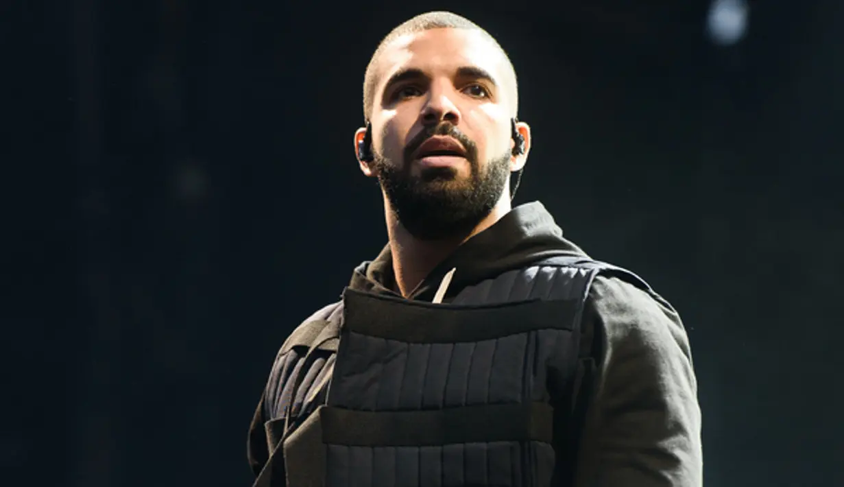 Penampilan Drake pada Wireless Festival 2015 (via digitalspy.co.uk)