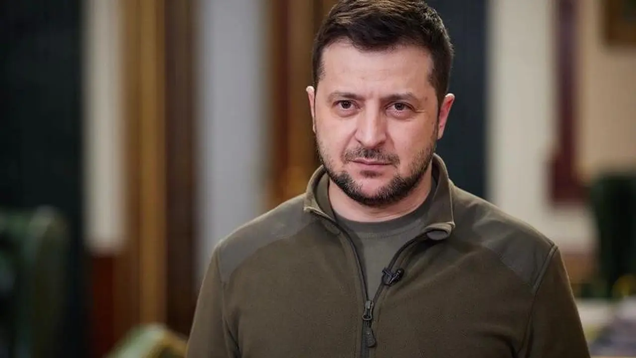 Dilelang, Jaket Hijau Army Ikonis Presiden Ukraina Volodymyr Zelensky Berhasil Terjual Rp1,6M