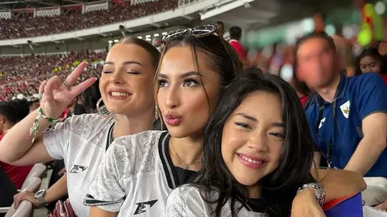 6 Potret Cantik Menawan Jennifer Coppen Nonton Timnas Indonesia Vs Bahrain di GBK, Fotonya Langsung Dikomentari Justin Hubner