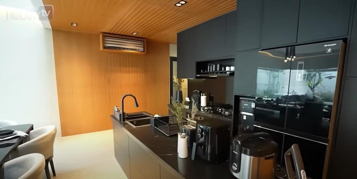 6 Potret Dapur Desta yang Menyatu dengan Ruang Keluarga, Peralatan Serba Modern - Ruang Makan Tersembunyi