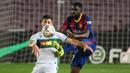 Striker Elche, Lucas Boye (kiri) menguasai bola dibayangi bek Barcelona, Samuel Umtiti dalam laga lanjutan Liga Spanyol 2020/21 pekan ke-24 di Camp Nou Stadium, Barcelona, Rabu (24/2/2021). Elche kalah 0-3 dari Barcelona. (AFP/Lluis Gene)