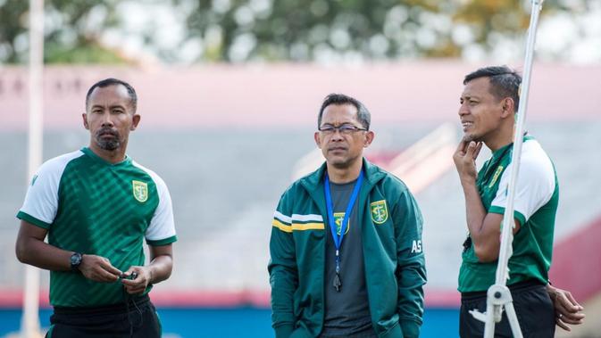 Tim pelatih Persebaya Surabaya Uston Nawawi, Aji Santoso, dan 'Bejo' Sugiantoro. (Dok Persebaya)