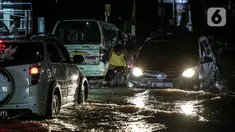 Sejumlah kendaraan terjebak banjir di Jalan Ciracas Raya, Jakarta, Jumat (12/8/2022). Hujan lebat yang terjadi sore tadi membuat Jalan Ciracas Raya tergenang air dan kendaraan terjebak banjir. (Liputan6.com/Faizal Fanani)
