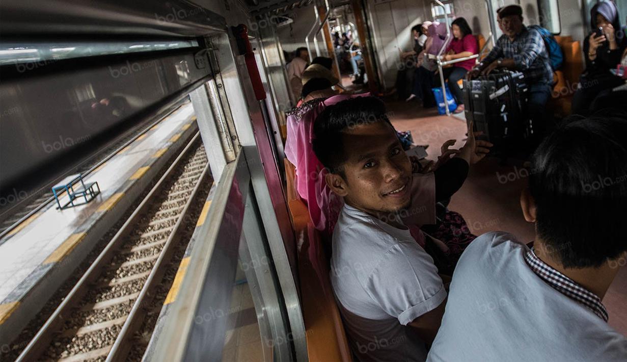Pemain Selangor FA, Andik Vermansah menikmati perjalanan menuju Yogyakarta dengan menggunakan kereta Prameks. (Bola.com/Vitalis Yogi Trisna)