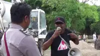 Soroti Ambruknya Jembatan, Pria Ini Gelar Demo Tunggal di NTT
