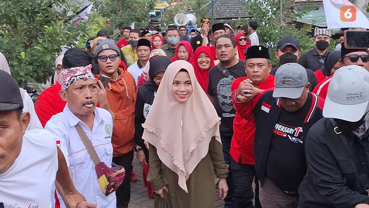 Istri Capres nomor urut 3 Siti Atikoh Supriyanti,lakukan safari politik di sejumlah titik di Banyuwngi (Hermawan Arifianto/Liputan6.com)