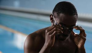 Ilustrasi pria menggunakan kacamata renang. (Foto: cottonbro studio)