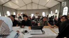 Warga saat mengurus surat pemindahan Tempat Pemungutan Suara (TPS) atau formulis A5 di Kantor KPUD Jakarta Pusat, Jakarta, Senin (8/4). Komisi Pemilihan Umum (KPU) membuka pelayanan bagi warga yang ingin mengajukan pemindahan TPS (formulir A5) hingga 10 April 2019. (merdeka.com/Iqbal S. Nugroho)